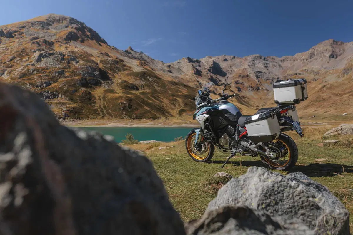 Ducati Multistrada V4 Rally 2026: sospensioni intelligenti, evoluzione elettronica e sicurezza [VIDEO & GALLERY]