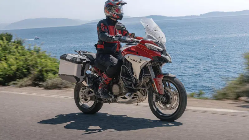Ducati Multistrada V4 Rally 2026: sospensioni intelligenti, evoluzione elettronica e sicurezza. Scopriamola a Eicma 2025 [VIDEO &amp; GALLERY]