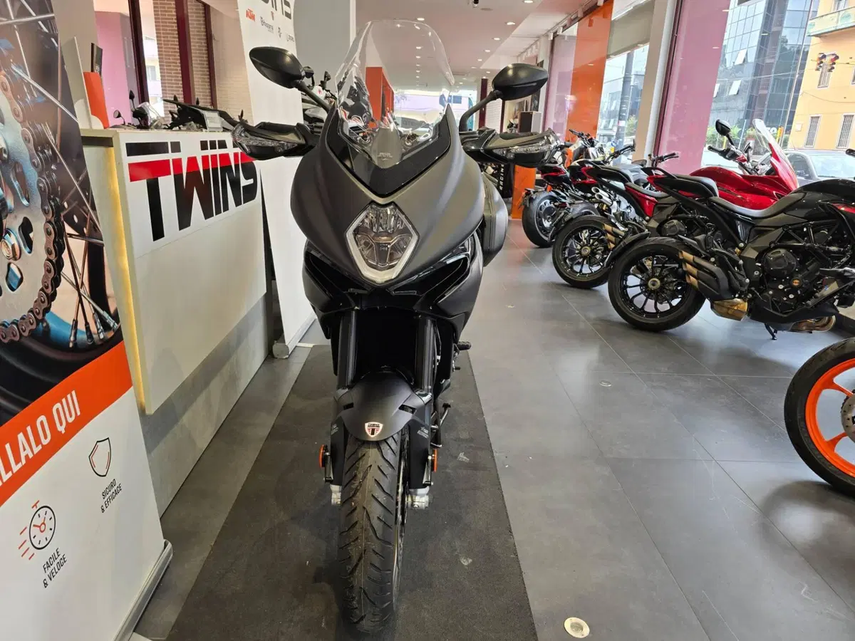 MV Agusta Turismo Veloce 800 Lusso SCS (2021 - 26) (3)