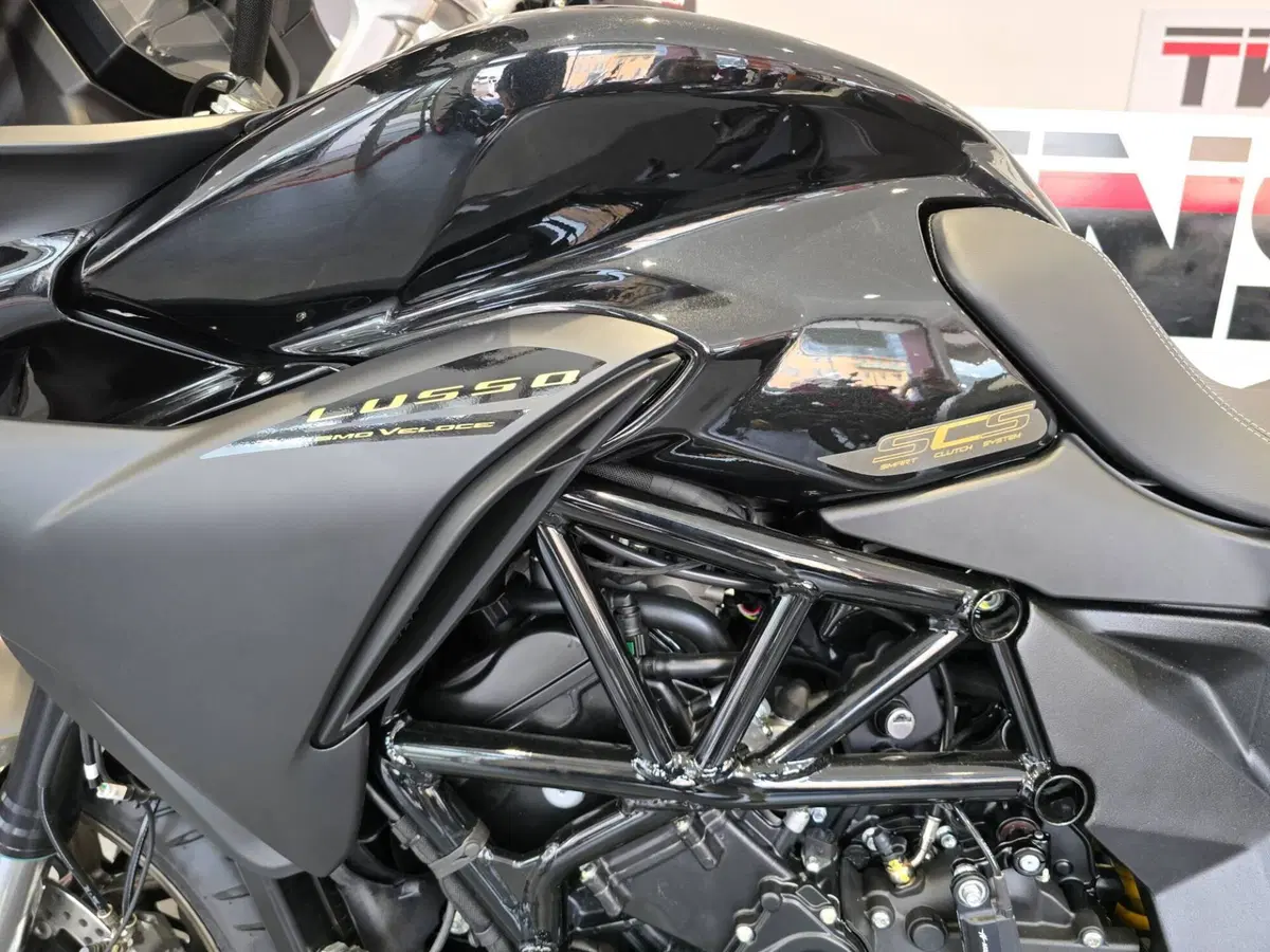 MV Agusta Turismo Veloce 800 Lusso SCS (2021 - 26) (9)
