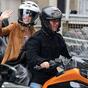 Emma Watson alla Paris Fashion Week 2025... in moto!