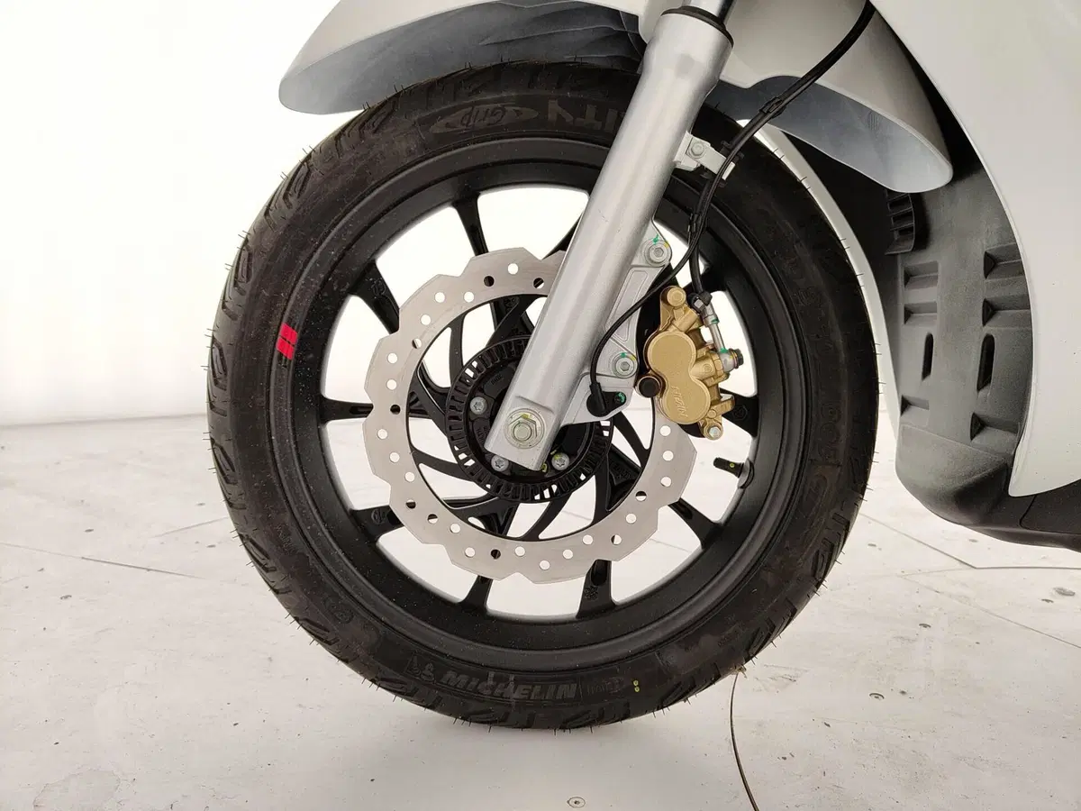 Piaggio 1 Active (2022 - 26) (7)