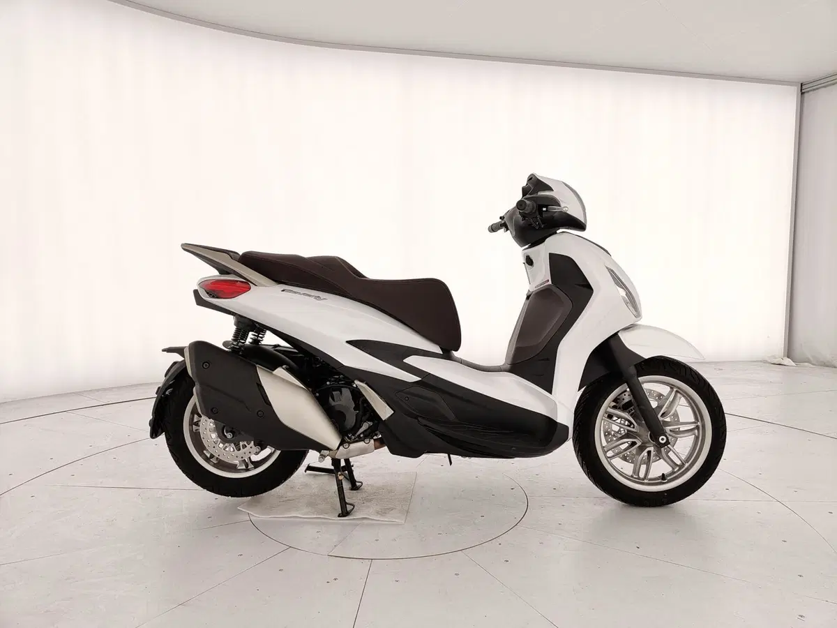 Piaggio Beverly 400 25th Anniversary (2026) (5)