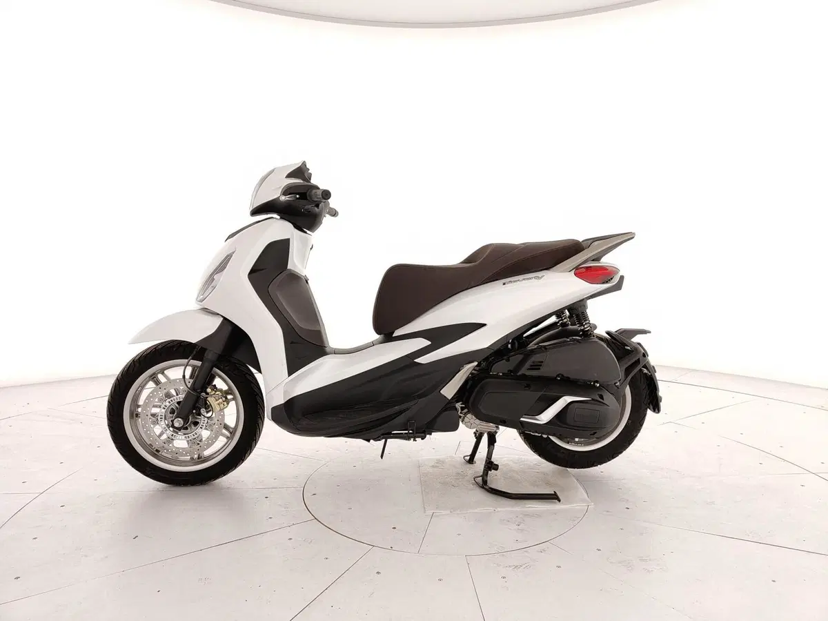 Piaggio Beverly 400 25th Anniversary (2026) (2)