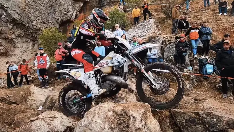 Hixpania Hard Enduro 2025: il cuore dell'ESTREMO tra tecnica e resistenza [VIDEO]