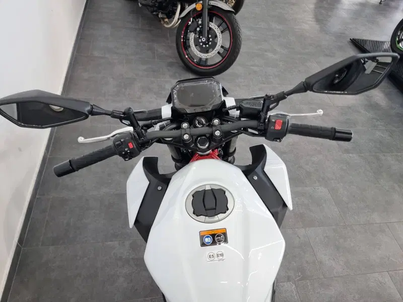 Kawasaki Z 500 SE (2024 - 26) (4)