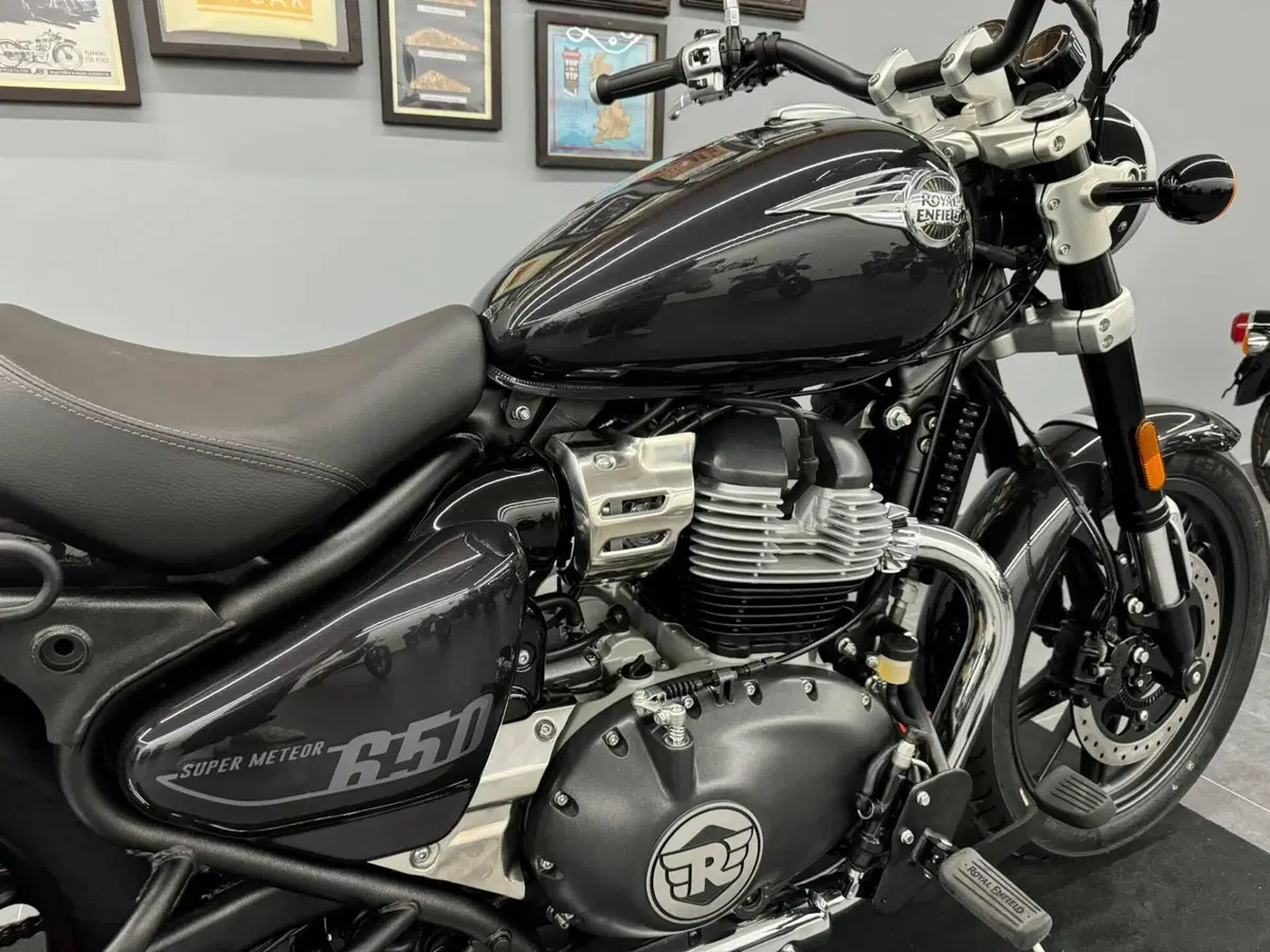 Royal Enfield Super Meteor 650 (2023 - 26) (4)