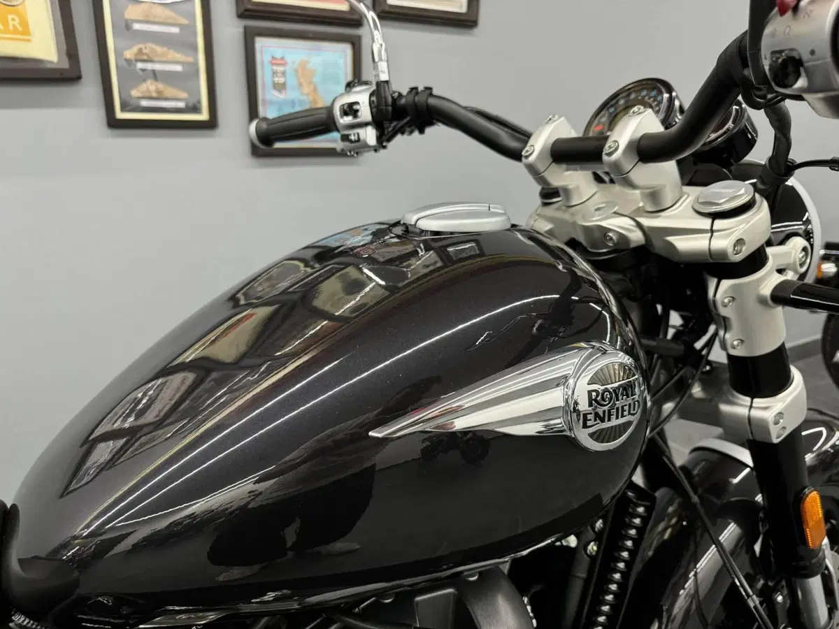 Royal Enfield Super Meteor 650 (2023 - 26) (5)