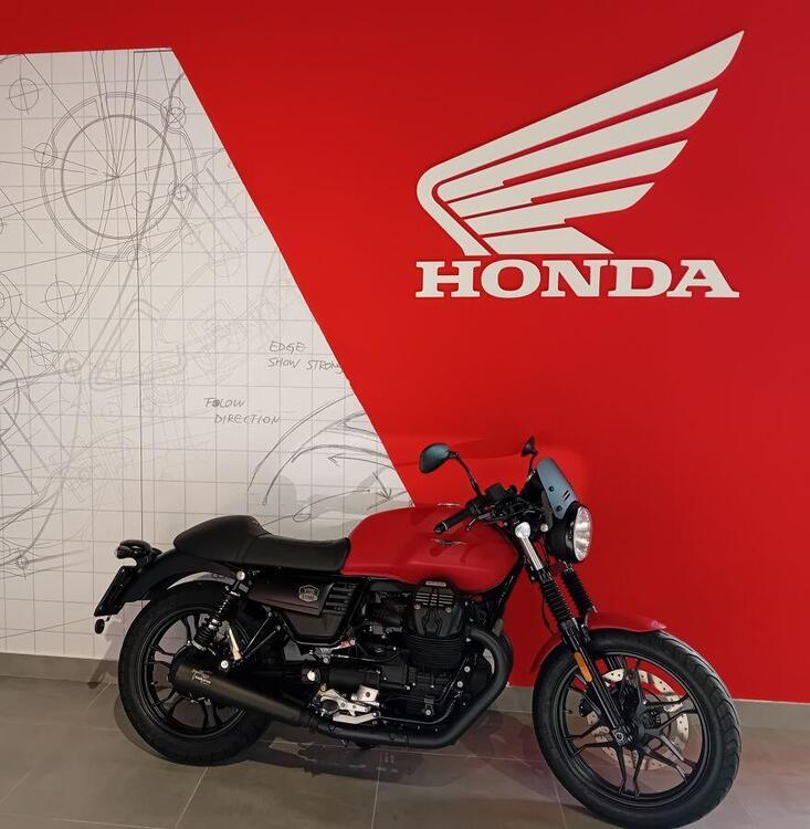 Moto Guzzi V7 III Stone (2017 - 20) (2)