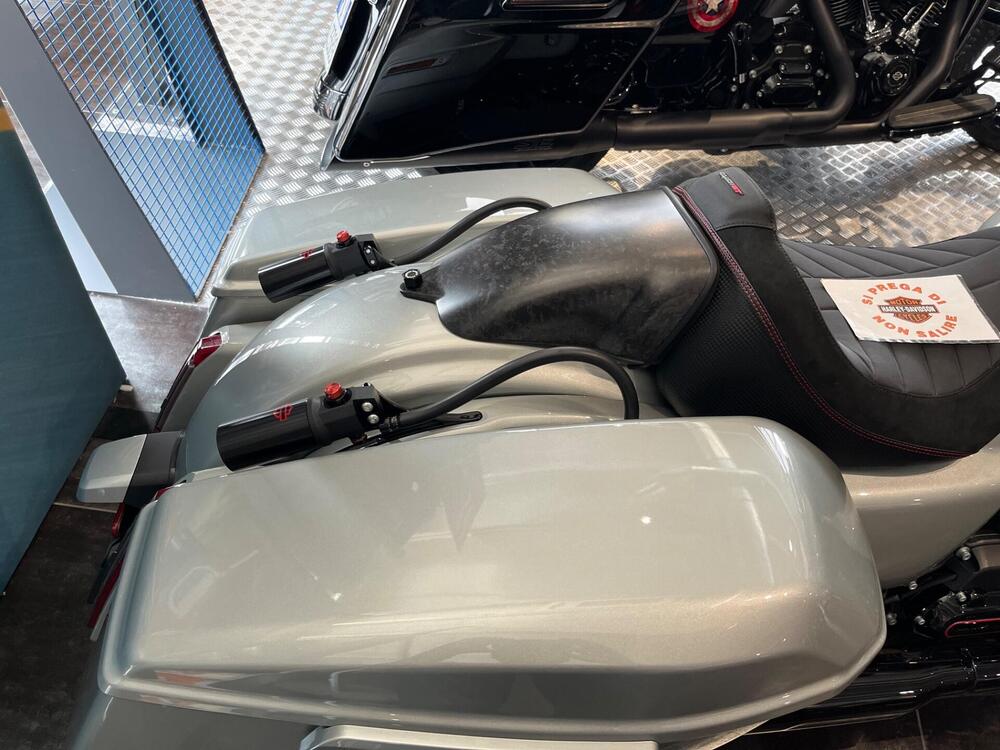 Harley-Davidson CVO Road Glide ST (2025) (4)