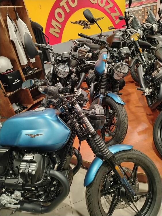 Moto Guzzi V7 Stone (2025) (2)