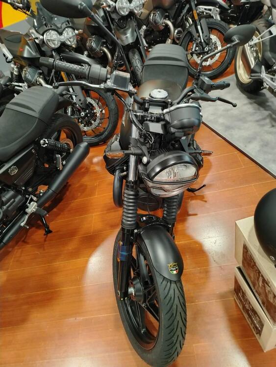Moto Guzzi V7 Stone (2025) (3)