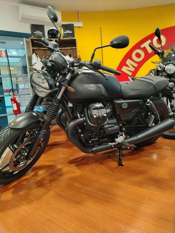 Moto Guzzi V7 Stone (2025) (5)