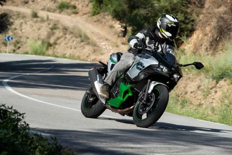 Durante il test della Kawasaki Ninja7 Hybrid