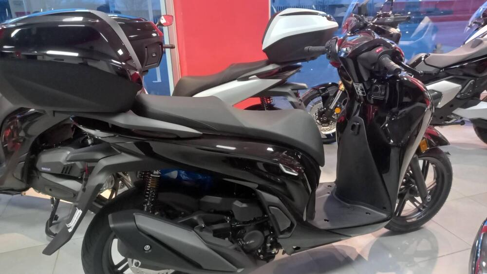 Honda SH 350i GT (2025) (2)