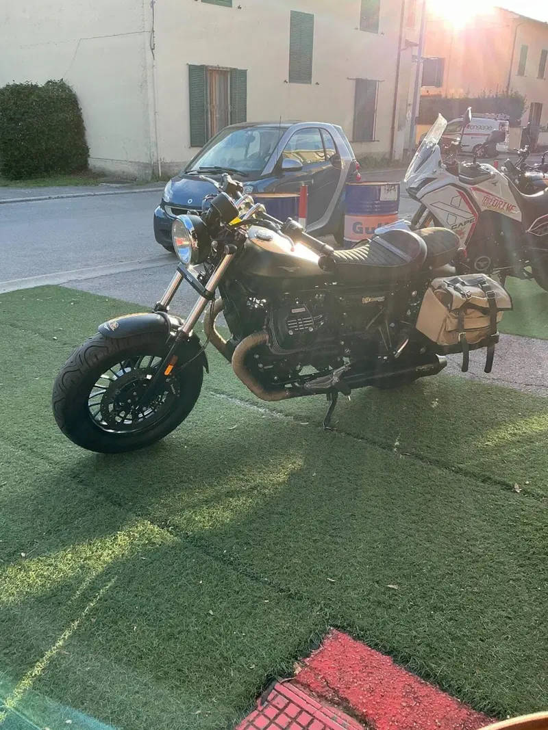 Moto Guzzi V9 Bobber (2016 - 18) (2)