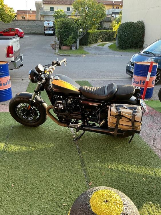 Moto Guzzi V9 Bobber (2016 - 18) (4)