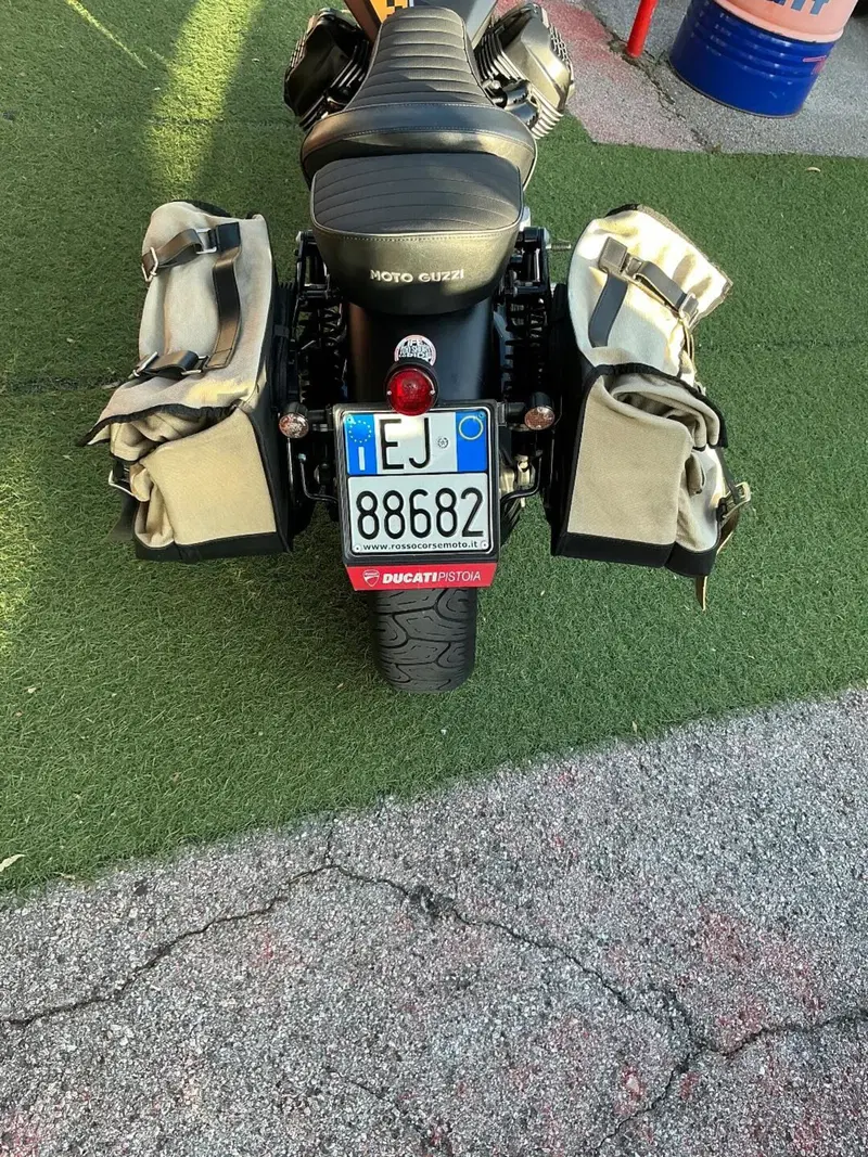 Moto Guzzi V9 Bobber (2016 - 18) (6)
