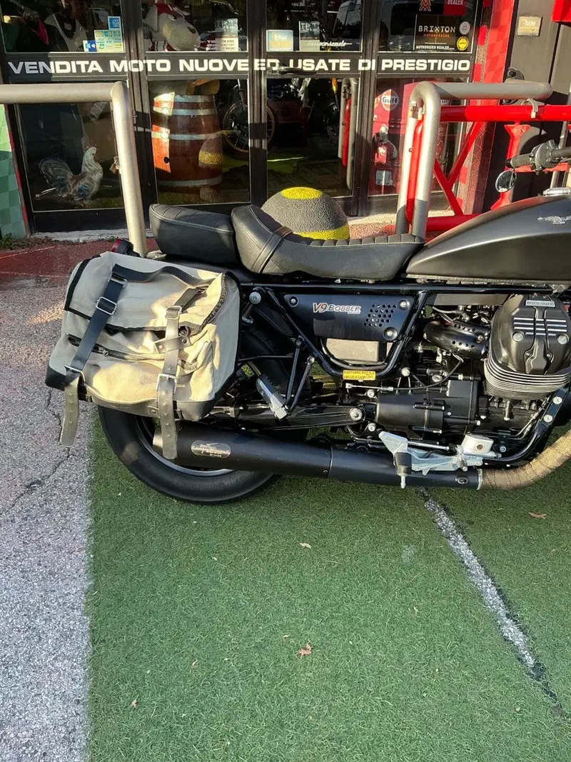 Moto Guzzi V9 Bobber (2016 - 18) (8)