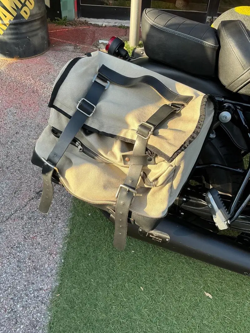 Moto Guzzi V9 Bobber (2016 - 18) (10)