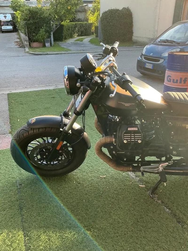 Moto Guzzi V9 Bobber (2016 - 18) (11)