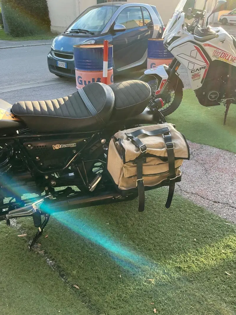 Moto Guzzi V9 Bobber (2016 - 18) (12)