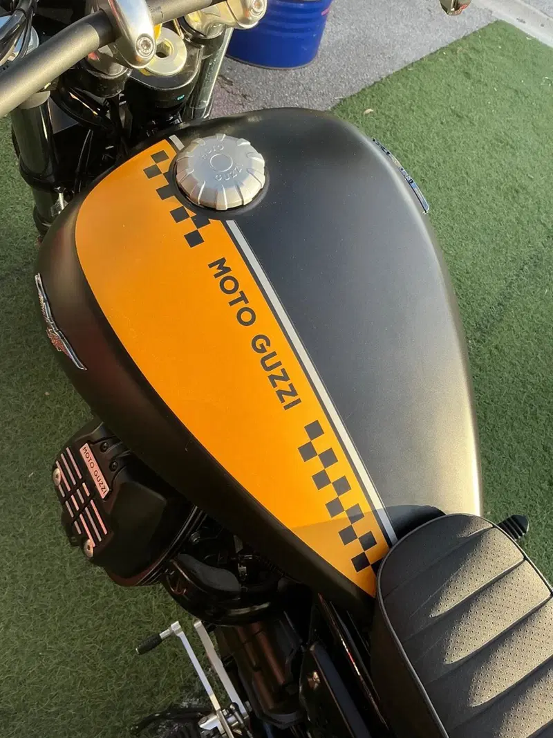 Moto Guzzi V9 Bobber (2016 - 18) (17)