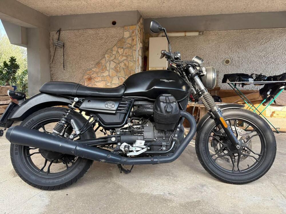 Moto Guzzi V7 III Stone Night Pack (2019 - 20)