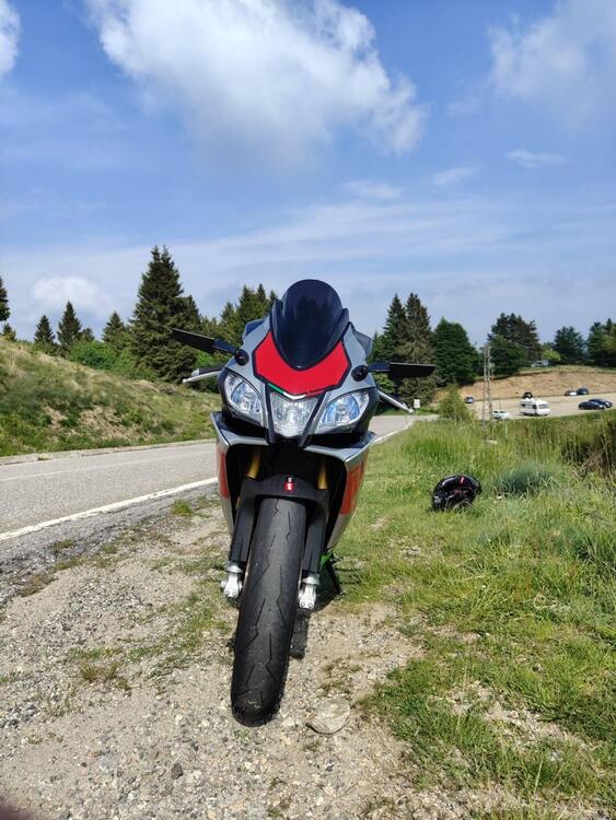 Aprilia RSV4 RF (2017 - 19) (2)