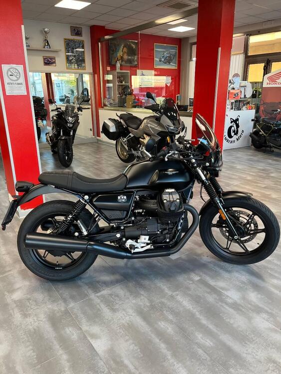 Moto Guzzi V7 Stone (2021 - 24)