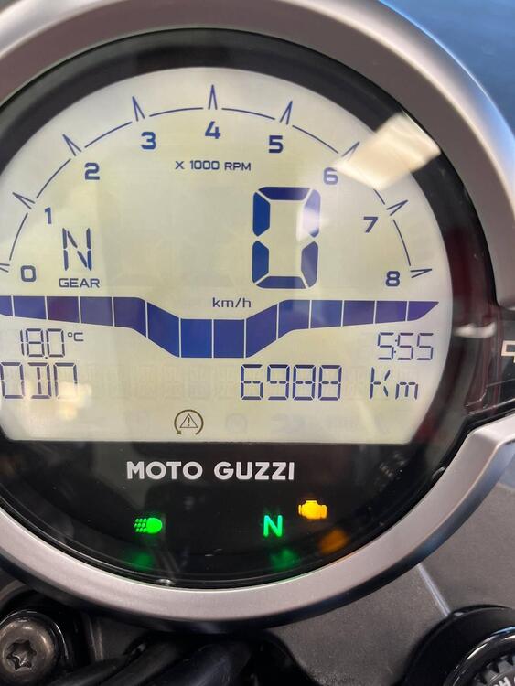 Moto Guzzi V7 Stone (2021 - 24) (2)
