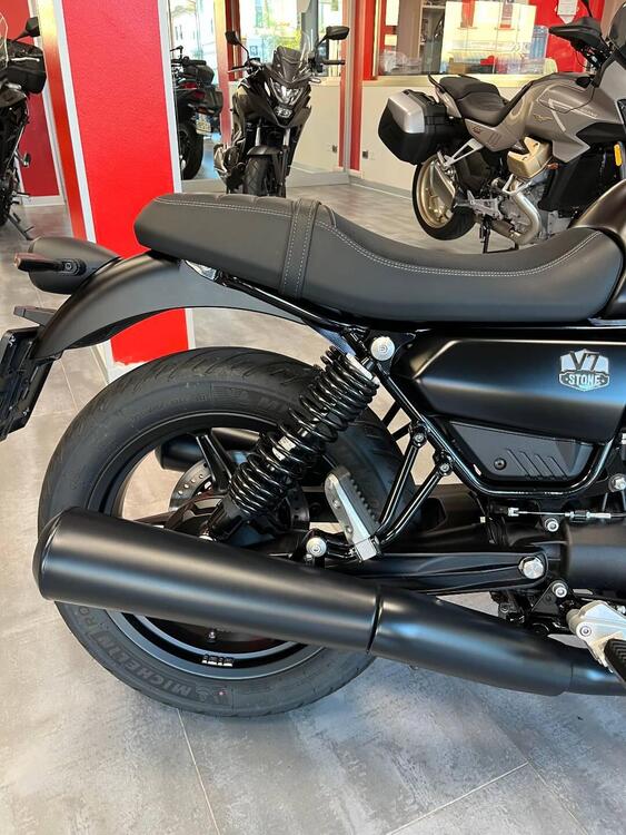 Moto Guzzi V7 Stone (2021 - 24) (4)