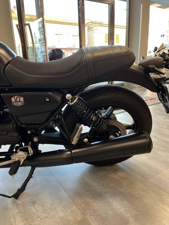 Moto Guzzi V7 Stone (2021 - 24) (5)