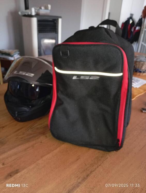 N. 2 Caschi moto modello FF 901 ADVANT X SOLID LS2