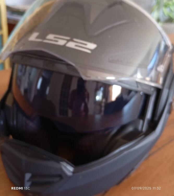 N. 2 Caschi moto modello FF 901 ADVANT X SOLID LS2 (2)