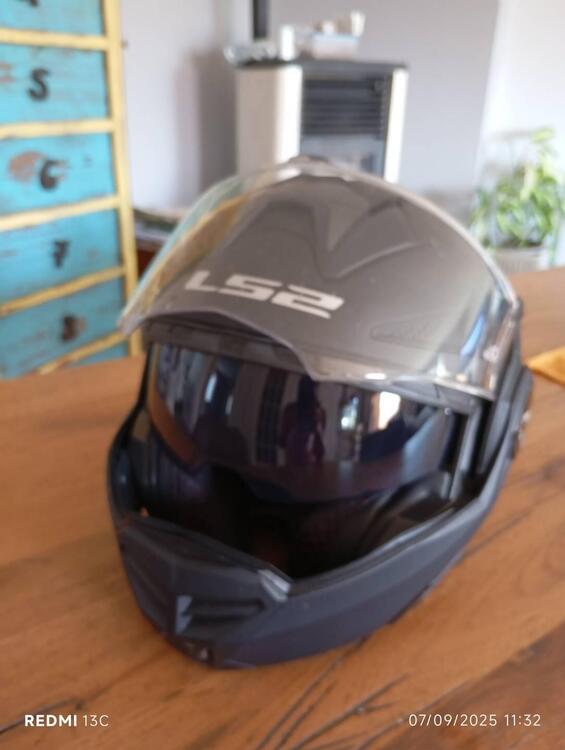 N. 2 Caschi moto modello FF 901 ADVANT X SOLID LS2 (3)