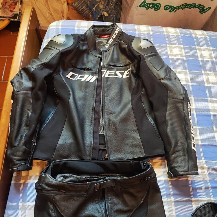 Tuta Dainese con stivali (4)