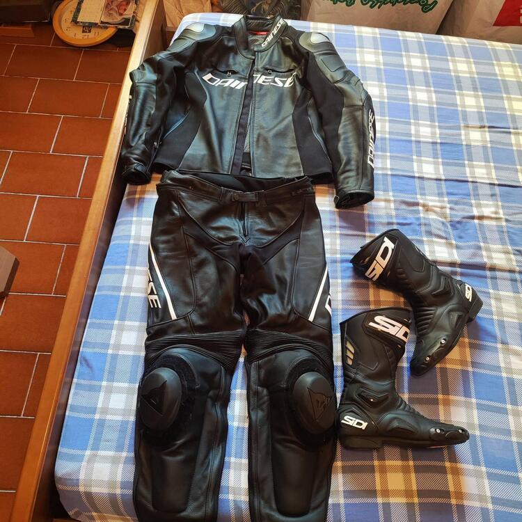 Tuta Dainese con stivali