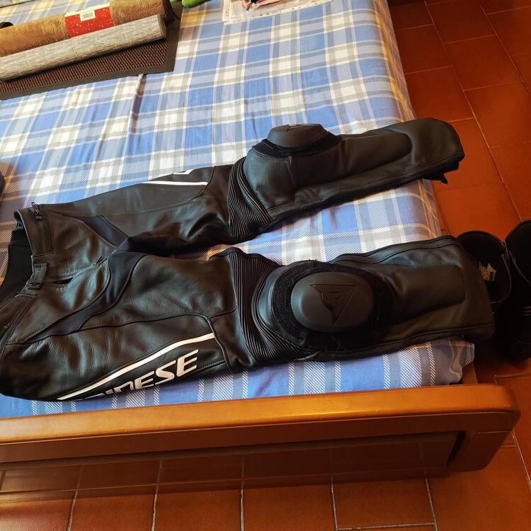 Tuta Dainese con stivali (5)