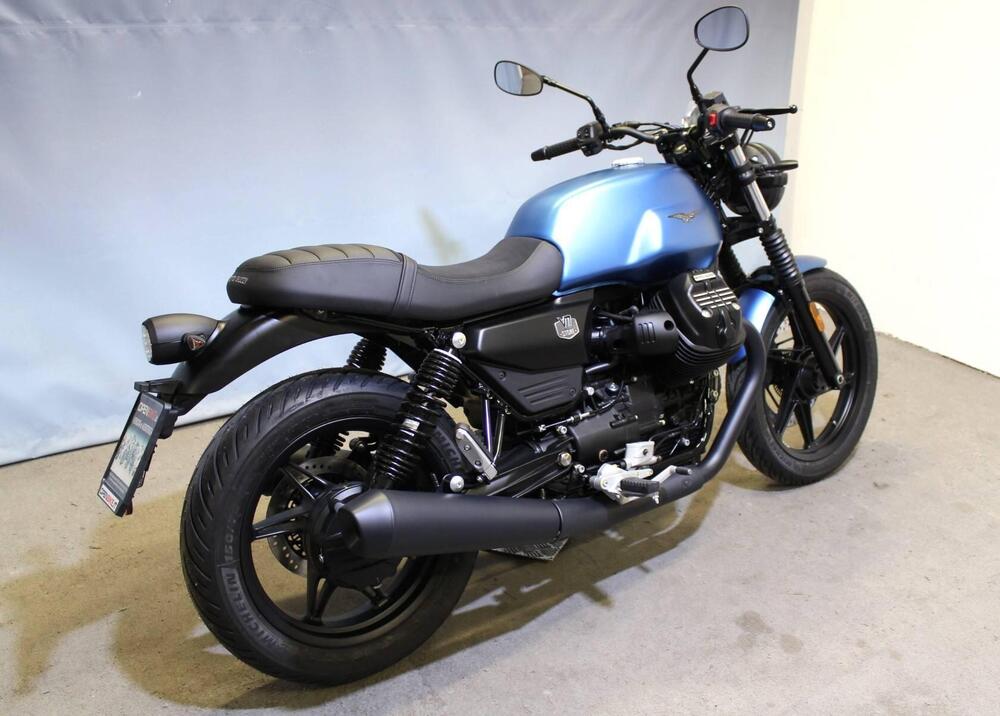 Moto Guzzi V7 Stone (2025) (2)