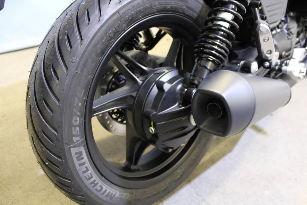 Moto Guzzi V7 Stone (2025) (4)