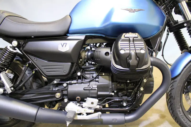 Moto Guzzi V7 Stone (2025 - 26) (7)