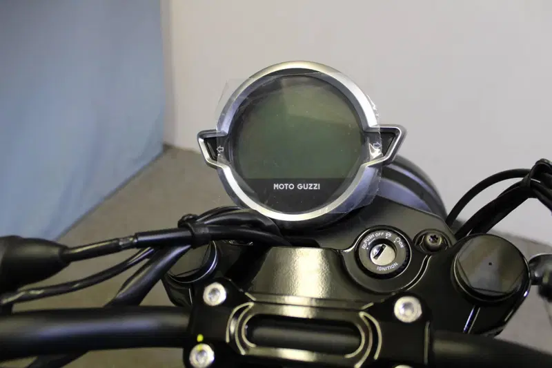 Moto Guzzi V7 Stone (2025 - 26) (10)