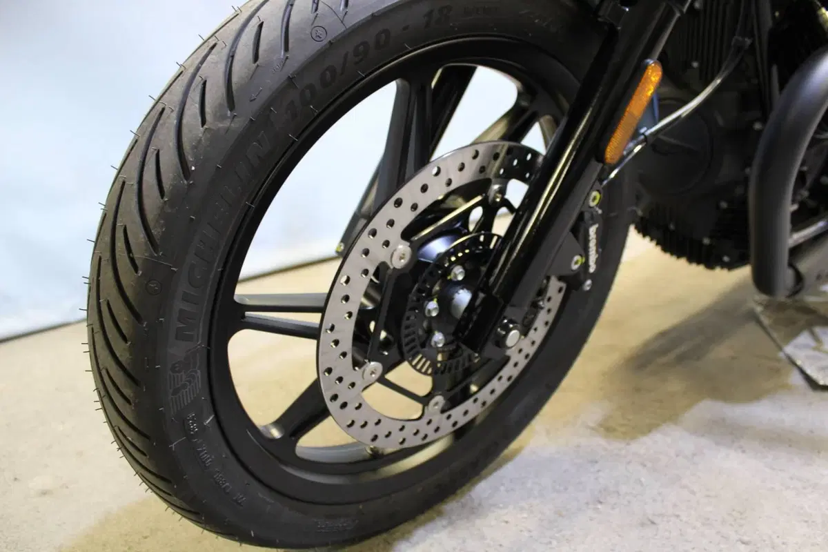 Moto Guzzi V7 Stone (2025 - 26) (14)