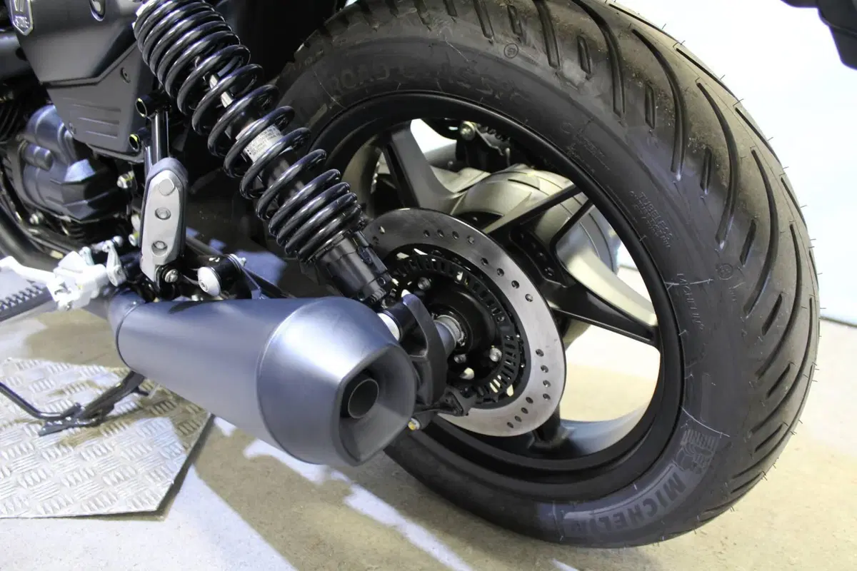 Moto Guzzi V7 Stone (2025 - 26) (15)
