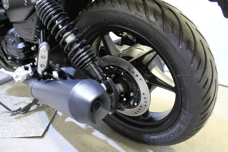 Moto Guzzi V7 Stone (2025 - 26) (15)