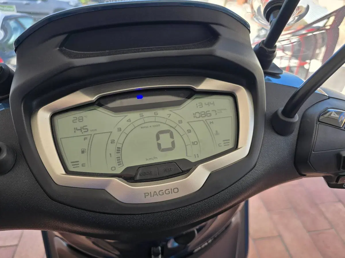 Piaggio Beverly 300 Hpe (2021) (10)