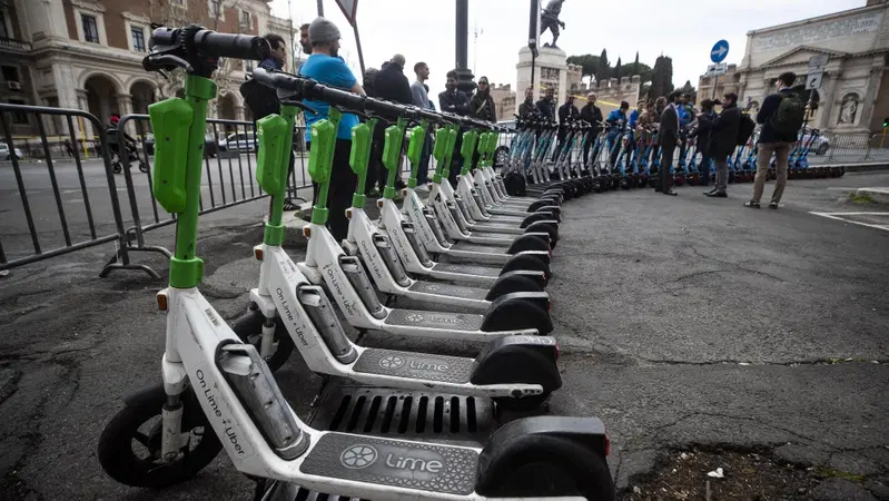 Monopattini elettrici: il paradosso italiano tra blocchi a Roma e incentivi a Parma. Chi ha ragione?