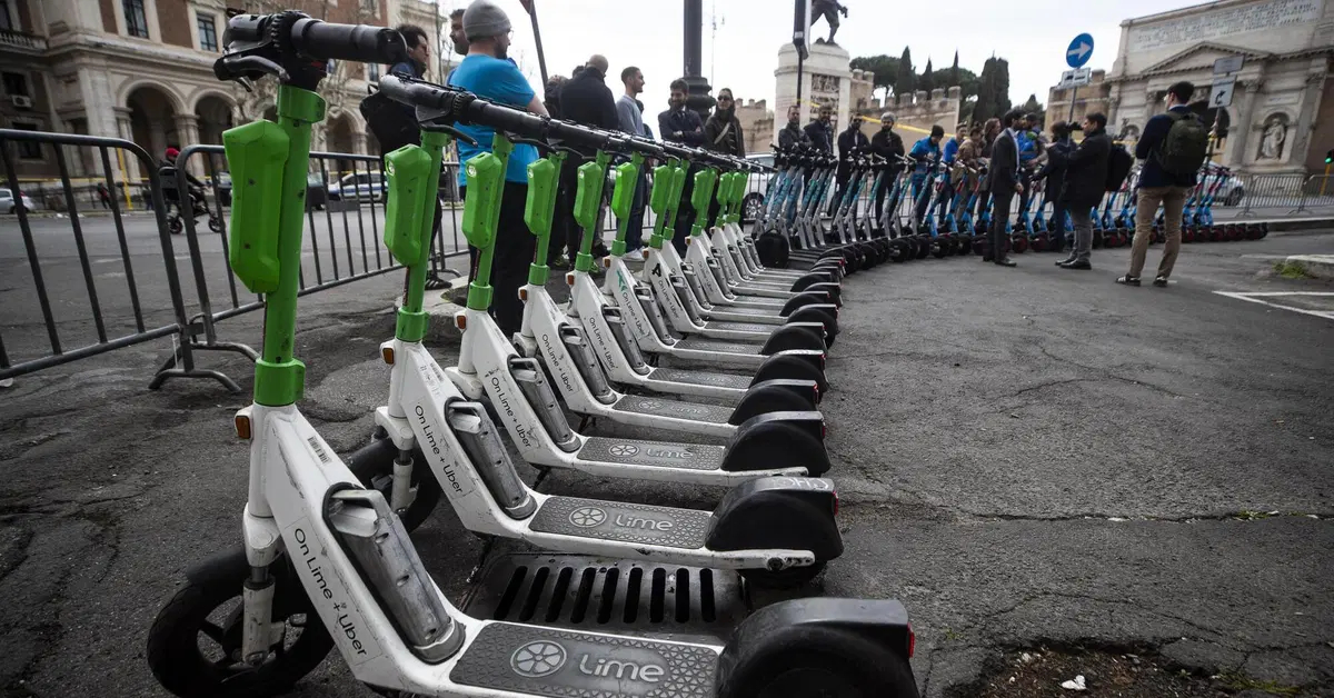 Monopattini elettrici: il paradosso italiano tra blocchi a Roma e incentivi a Parma. Chi ha ragione?