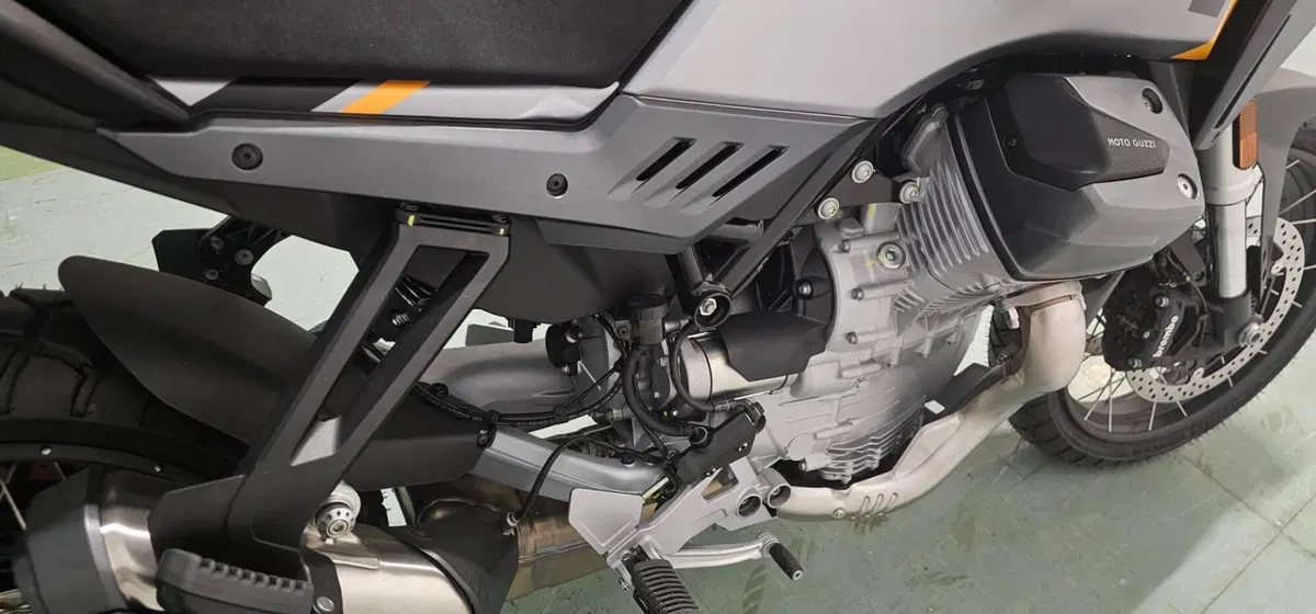 Moto Guzzi Stelvio (2024 - 26) (3)